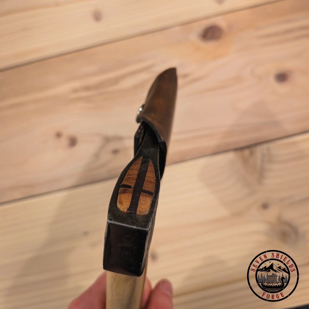 Forged skógur axe